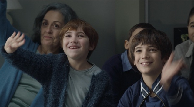 『パパは奮闘中！』　（C）2018 Iota Production / LFP ー Les Films Pelleas / RTBF / Auvergne-Rhone-Alpes Cinema