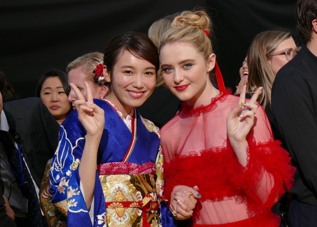 映画『名探偵ピカチュウ』ワールドプレミア“稲妻”イエローカーペット飯豊まりえ キャスリン・ニュートン