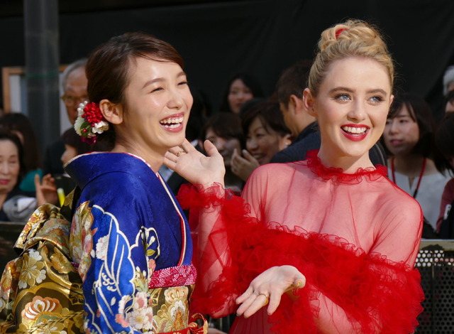 映画『名探偵ピカチュウ』ワールドプレミア“稲妻”イエローカーペット飯豊まりえ キャスリン・ニュートン