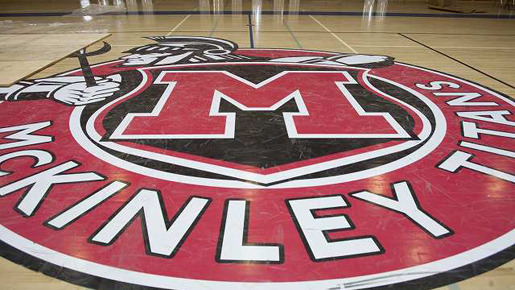 学校体育館。中央に“マッキンリー・タイタンズ”のマークが。　-(C) KAORI SUZUKI