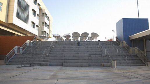 シーズン2第1話でグリー部員たちがパフォーマンスする階段　-(C) KAORI SUZUKI