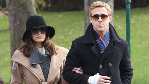 パリのペール・ラシェーズ墓地で散策するライアン・ゴズリング＆エヴァ・メンデス -(C) KCS/AFLO