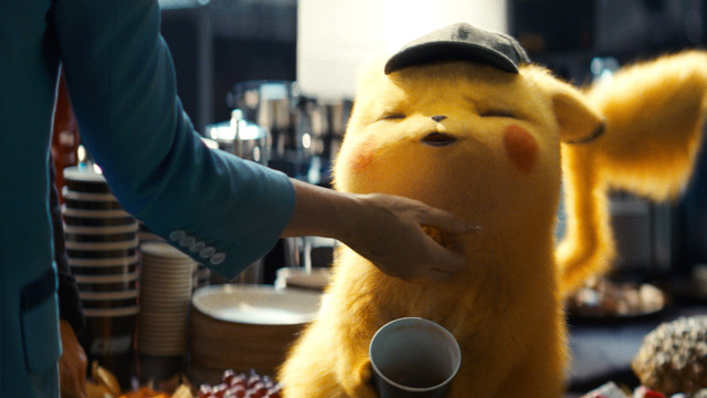リラックスするピカチュウ『名探偵ピカチュウ』(C)2019 Legendary and Warner Bros. Entertainment, Inc. All Rights Reserved.(C)2019 Pokemon