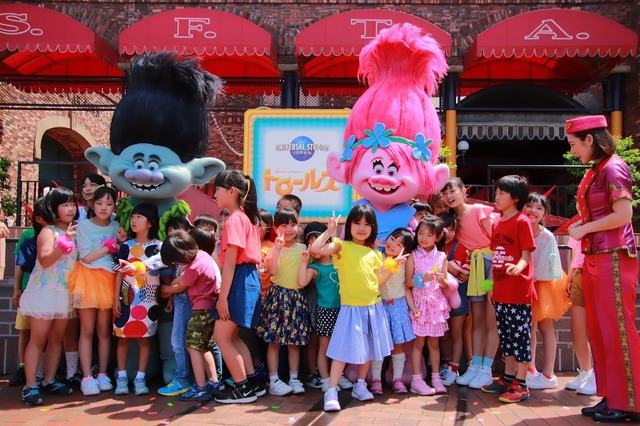 つばきファクトリーとトロールズが熱烈ハグ！TM & (C) Universal Studios. All rights reserved
