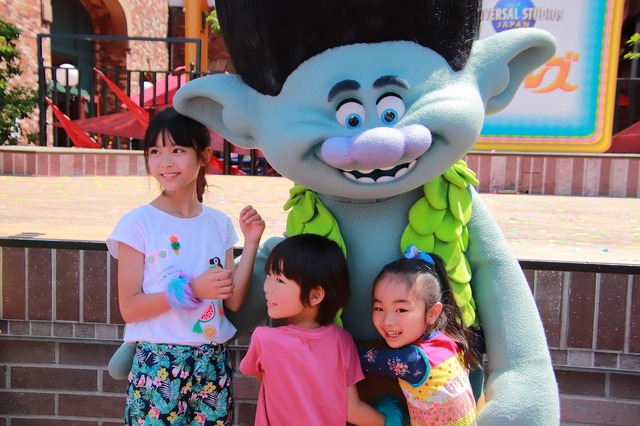 つばきファクトリーとトロールズが熱烈ハグ！TM & (C) Universal Studios. All rights reserved