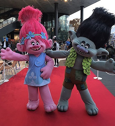 つばきファクトリーとトロールズが熱烈ハグ！TM & (C) Universal Studios. All rights reserved