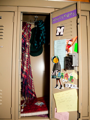 廊下に並ぶグリー部員たちのロッカー　-(C) KAORI SUZUKI