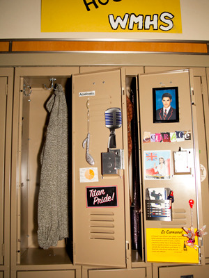 廊下に並ぶグリー部員たちのロッカー　-(C) KAORI SUZUKI