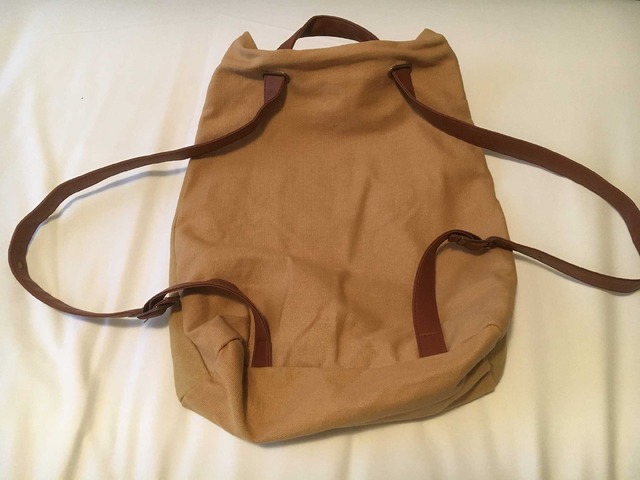 肩に紐を通せばリュックで、紐を伸ばせばトートになります