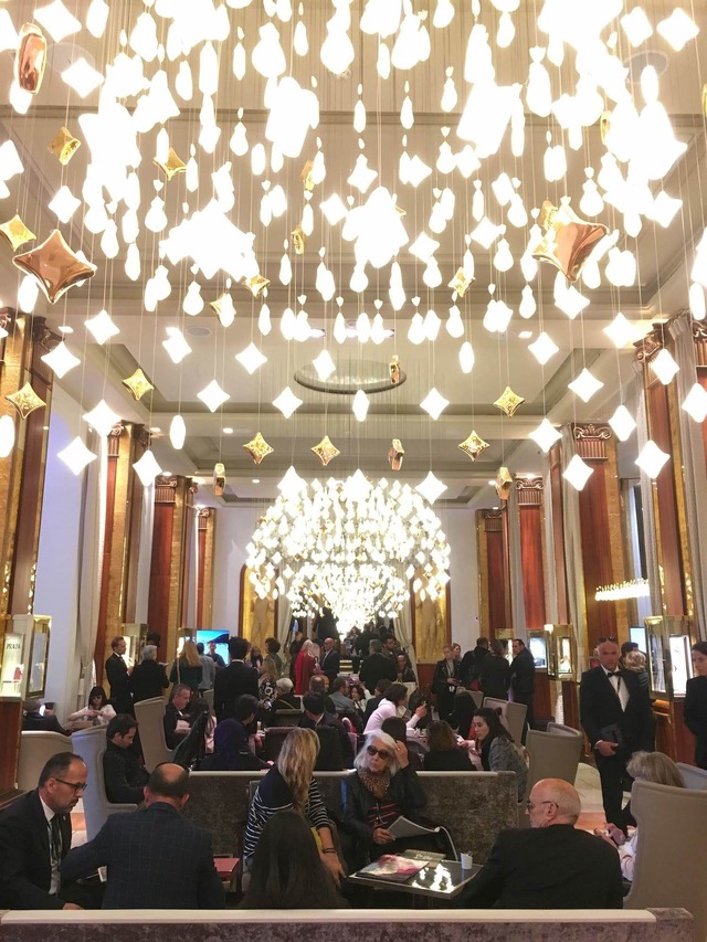 映画祭の出演者なども泊まる超高級ホテルのロビー。華やか～