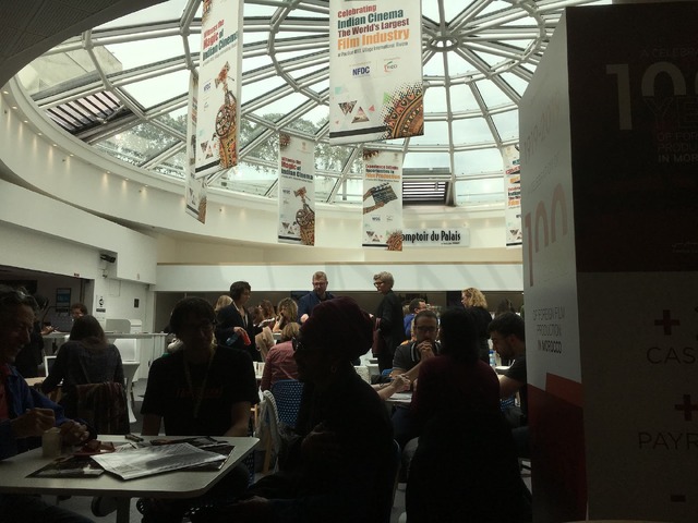 MARCHE DU FILMの中のカフェ。ここでもお茶しながら商談が行われてます