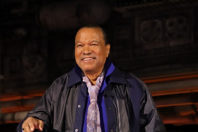 取材協力：ディズニー・ディスティネーション・インターナショナル (C) Disney/Lucasfilm Ltd. (C) & TM Lucasfilm Ltd.As to Disney artwork, logos and properties： (C) Disney