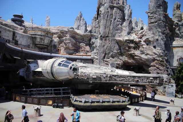 「この感動は鳥肌モノ！」　ディズニーの達人・吉田ファミリーがスター・ウォーズランドに大興奮！(C) Disney/Lucasfilm Ltd. (C) & TM Lucasfilm Ltd.As to Disney artwork, logos and properties： (C) Disney