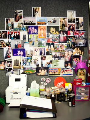 壁を彩る写真の数々　-(C)KAORI SUZUKI