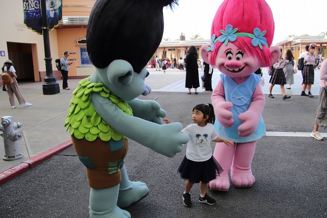 キッズ駆け寄るトロールズとのハグタイム、今秋に再開催決定！TM & (C) Universal Studios. All rights reserved.