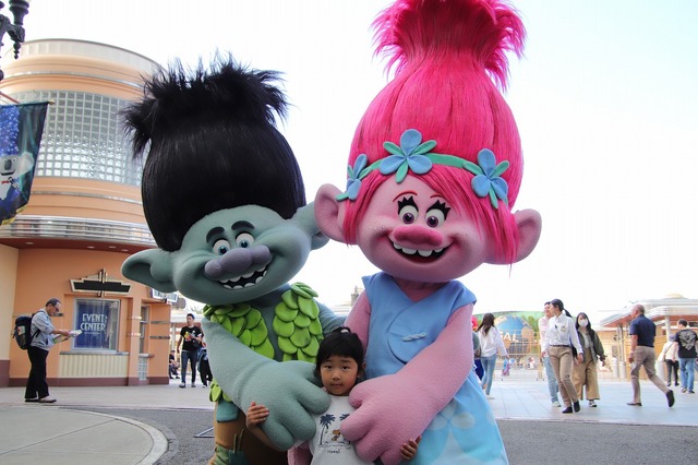 キッズ駆け寄るトロールズとのハグタイム、今秋に再開催決定！TM & (C) Universal Studios. All rights reserved.