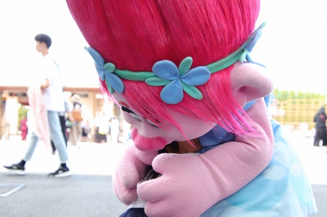 キッズ駆け寄るトロールズとのハグタイム、今秋に再開催決定！TM & (C) Universal Studios. All rights reserved.