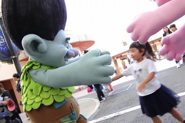 キッズ駆け寄るトロールズとのハグタイム、今秋に再開催決定！TM & (C) Universal Studios. All rights reserved.