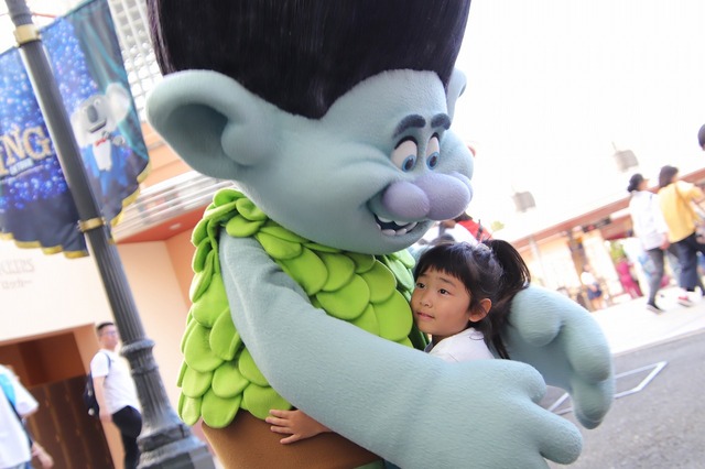 キッズ駆け寄るトロールズとのハグタイム、今秋に再開催決定！TM & (C) Universal Studios. All rights reserved.
