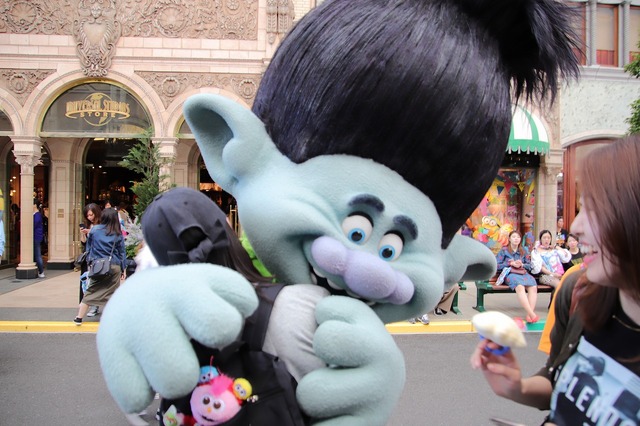 キッズ駆け寄るトロールズとのハグタイム、今秋に再開催決定！TM & (C) Universal Studios. All rights reserved.