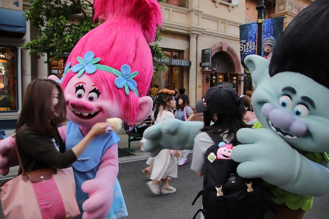 キッズ駆け寄るトロールズとのハグタイム、今秋に再開催決定！TM & (C) Universal Studios. All rights reserved.