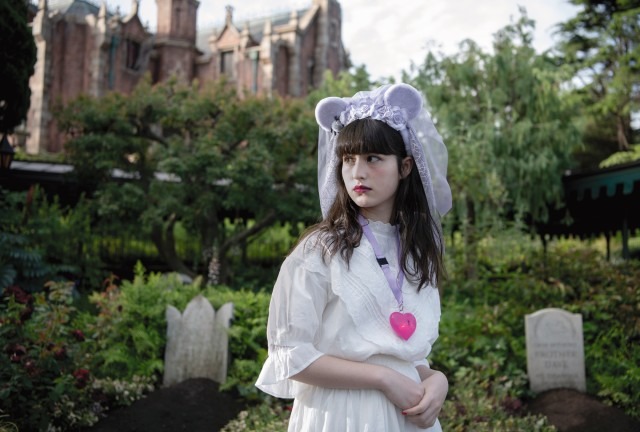 シェフ・ミッキー、大きめ仮装の入店に注意☆(C) Disney