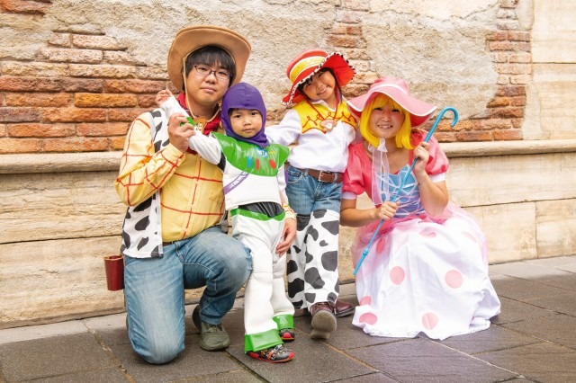 シェフ・ミッキー、大きめ仮装の入店に注意☆(C) Disney