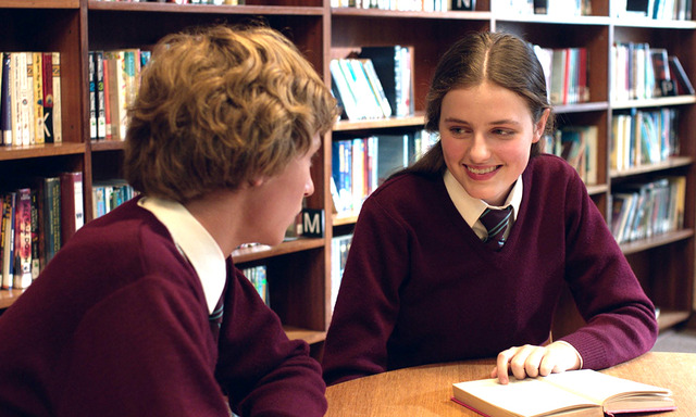 『ブレス あの波の向こうへ』図書室にて　（C） 2017 Screen Australia, Screenwest and Breath Productions Pty Lt