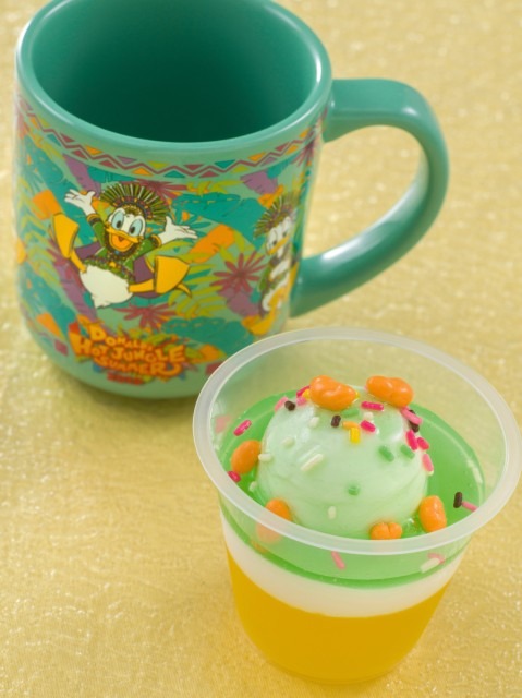 パイナップルゼリー＆ヨーグルトムース、スーベニアカップ付き 800円☆(C) Disney