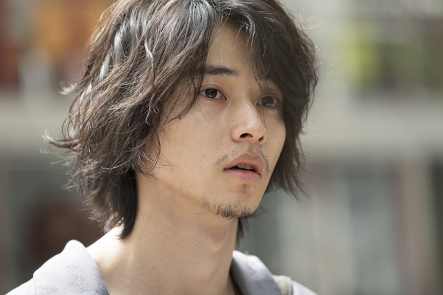山崎賢人 色気ある無精ひげ姿 松岡茉優と又吉直樹原作 劇場 映画化 Cinemacafe Net