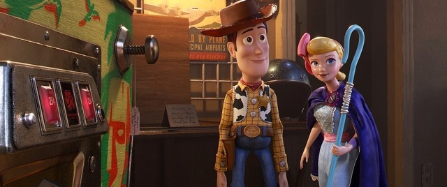 ボー・ピープとウッディ『トイ・ストーリー4』(C)2019 Disney/Pixar. All Rights Reserved.
