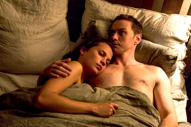 『世界の涯ての鼓動』 (C) 2017 BACKUP STUDIO NEUE ROAD MOVIES MORENA FILMS SUBMERGENCE AIE