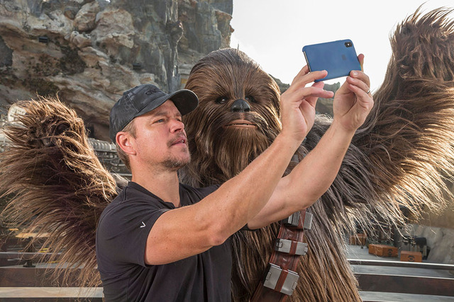 海外ディズニー マット デイモンがジェダイに Swランドを満喫 Cinemacafe Net