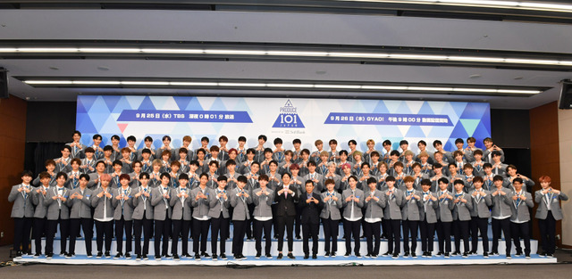 国民プロデューサー代表の「ナインティナイン」（前列中央）と101人の練習生「PRODUCE 101 JAPAN」（C)TBS