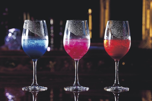 「静寂の碧」「混沌の紫」「不穏の紅レッド」(C) 2019 Universal Studios. All Rights Reserved.