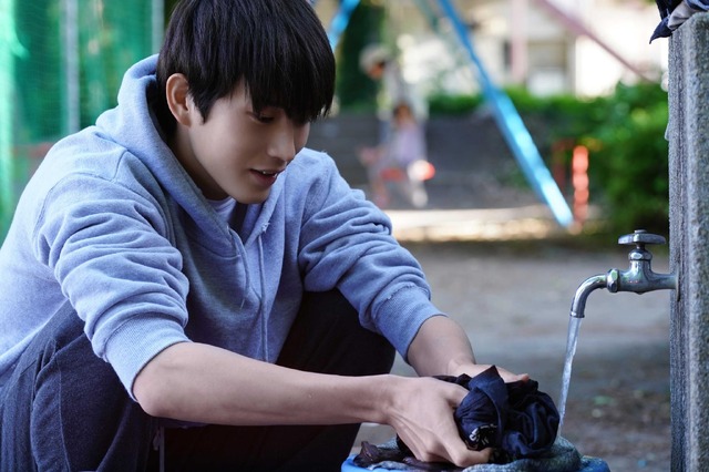 杉野遥亮 福原遥が並んでアイス 羊とオオカミの恋と殺人 場面写真 Cinemacafe Net
