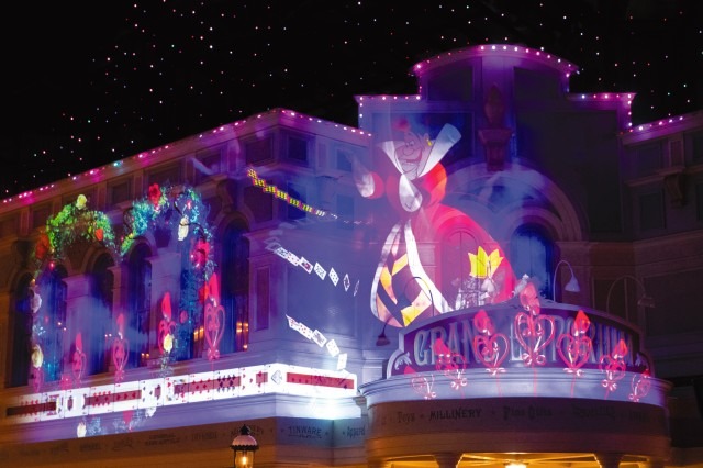 思わず立ち止まって見入っちゃう☆ハロウィーン期間限定夜の環境演出 (C) Disney