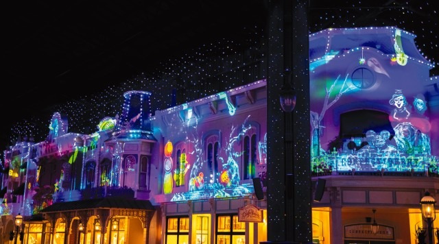 思わず立ち止まって見入っちゃう☆ハロウィーン期間限定夜の環境演出 (C) Disney