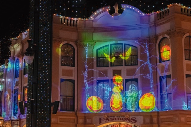 思わず立ち止まって見入っちゃう☆ハロウィーン期間限定夜の環境演出 (C) Disney