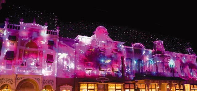 思わず立ち止まって見入っちゃう☆ハロウィーン期間限定夜の環境演出 (C) Disney