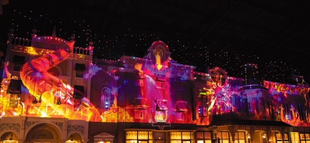 思わず立ち止まって見入っちゃう☆ハロウィーン期間限定夜の環境演出 (C) Disney