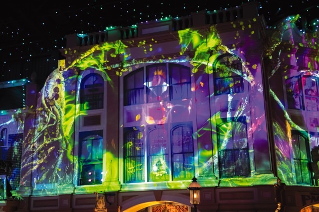思わず立ち止まって見入っちゃう☆ハロウィーン期間限定夜の環境演出 (C) Disney