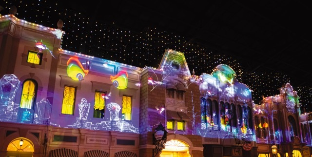 思わず立ち止まって見入っちゃう☆ハロウィーン期間限定夜の環境演出 (C) Disney