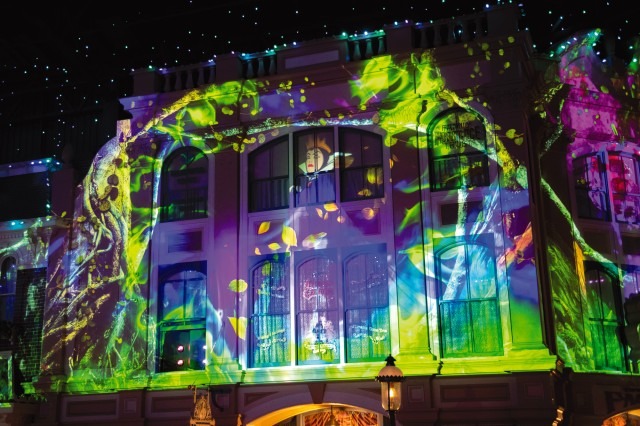 思わず立ち止まって見入っちゃう☆ハロウィーン期間限定夜の環境演出 (C) Disney