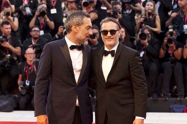 『ジョーカー』ヴェネチア国際映画祭　（C）2019 Warner Bros. Ent. All Rights Reserved” “TM & （C） DC Comics”