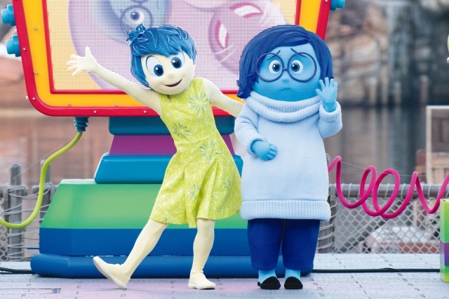 参加型のステージショー「ピクサー・プレイタイム・パルズ」(C) Disney