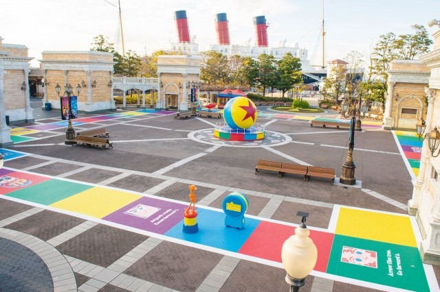 ウォーターフロントパークの床面デコレーション(C) Disney