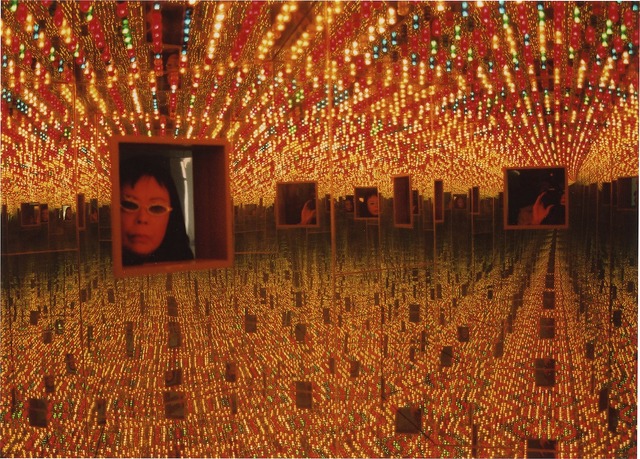 『草間彌生∞INFINITY』　Yayoi Kusama, Infinity Mirrored Room-Love Forever, 1966/1994. Installation view, YAYOI KUSAMA, Le Consortium, Dijon, France, 2000. Image (C) Yayoi Kusama. Courtesy of David Zwirner, NewYork; Ota Fine Arts, Tokyo/Singapore/Shanghai; Victoria Miro,London; YAYOI KUSAMA Inc.