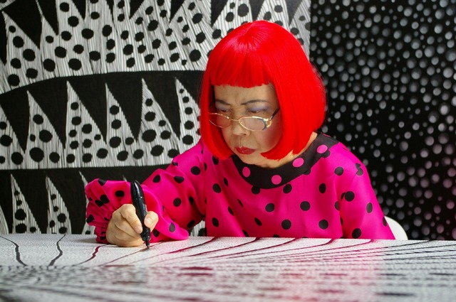『草間彌生∞INFINITY』　Artist Yayoi Kusama drawing in KUSAMA - INFINITY. (C) Tokyo Lee Productions, Inc. Courtesy of Magnolia Pictures.