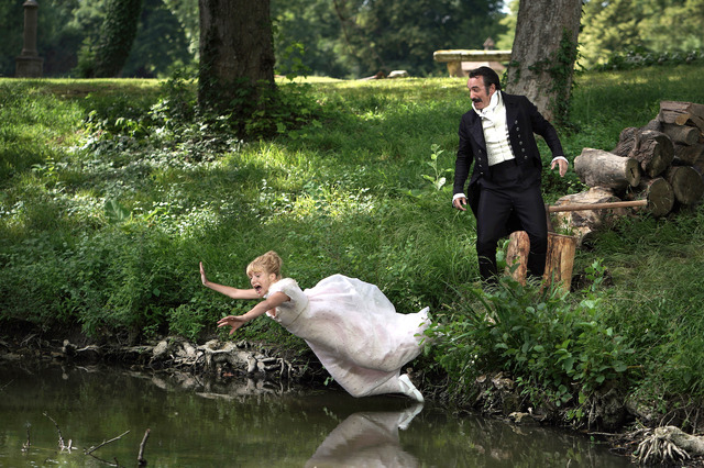 『英雄は嘘がお好き』　(C) JD PROD - LES FILMS SUR MESURE - STUDIOCANAL - FRANCE 3 CINEMA - GV PROD